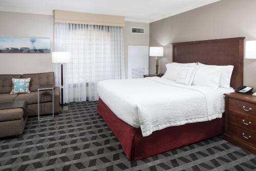A bed or beds in a room at TownePlace Suites Fort Worth Downtown