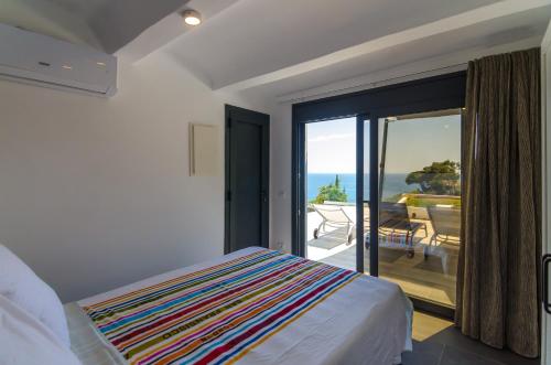 - une chambre avec un lit et une vue sur l'océan dans l'établissement Villa Casa Blanca - Location Maitikoa, à Lloret de Mar
