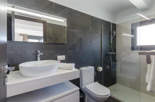 La salle de bains est pourvue d'un lavabo, de toilettes et d'une douche. dans l'établissement Villa Casa Blanca - Location Maitikoa, à Lloret de Mar