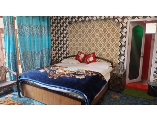 Posteľ alebo postele v izbe v ubytovaní Hotel Royal Rameez, Srinagar