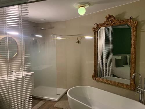 Koupelna v ubytování Villa les fougeres suite festival jardin garage