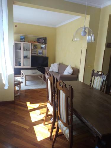 uma sala de estar com uma mesa e um sofá em Casa Patrone appartamento Luigi em Nebbiuno