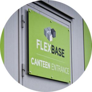 un letrero verde que dice flex base carificial entrada en Flexbase, en Brekstad