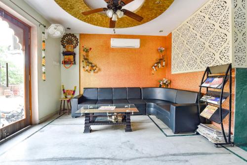 a waiting room with a bench and a ceiling at FabHotel Bikaner Heritage in Jaipur