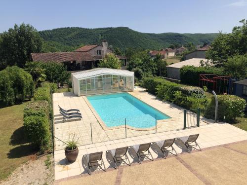 une vue aérienne d'une piscine dans une maison dans l'établissement Maison charmante à Saint-Géry avec piscine partagée, à Saint-Géry