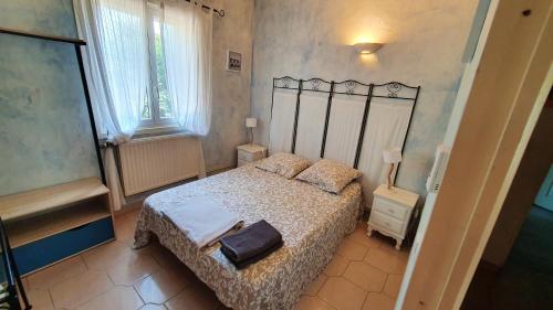 - une chambre avec un lit et une grande fenêtre dans l'établissement Villa de 6 chambres avec piscine privee jacuzzi et jardin clos a Beziers, à Béziers