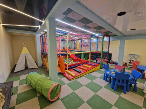 - une salle de jeux pour enfants avec un équipement de jeux dans l'établissement BALTIC RESIDENCE, à Łeba