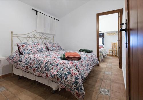 1 dormitorio con cama con edredón en 4 bedrooms villa with city view private pool and furnished garden at Mondron, en Mondrón