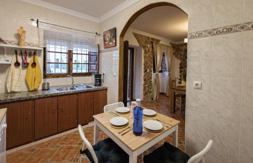 cocina con mesa con sillas y fregadero en 4 bedrooms villa with city view private pool and furnished garden at Mondron, en Mondrón