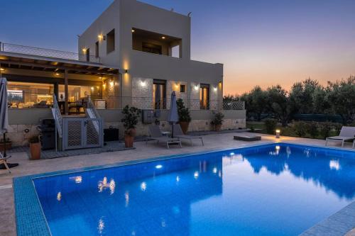 Villa Luna, 5 bedrooms, Private Pool, Hot Tub, Garden