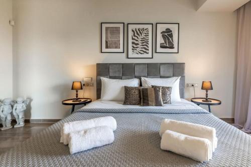 Un pat sau paturi într-o cameră la Villa Luna
