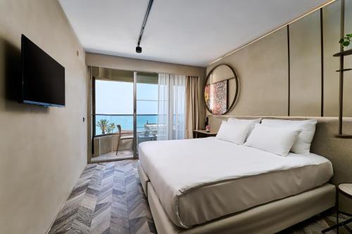 um quarto de hotel com uma cama e uma varanda em Büyük Hotel em Alanya