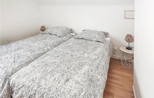 Postel nebo postele na pokoji v ubytování Gorgeous Apartment In Carantec With Wifi