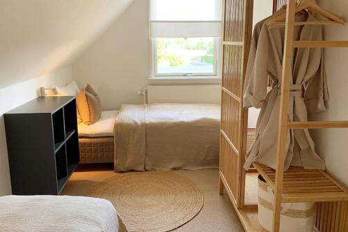 um quarto com um quarto com uma cama e uma janela em Lovely villa at the foot of the Funen Alps em Faaborg