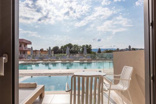 Бассейн в Nima Boutique Hotel или поблизости