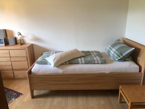 Bett mit Kissen darauf in einem Zimmer in der Unterkunft Haus Aigner in Piding