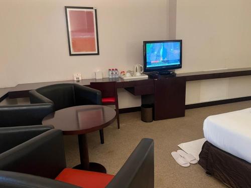  Al Jazira Club Hotel -  Room  picture :   Minibar    Shower    Air conditioning                   