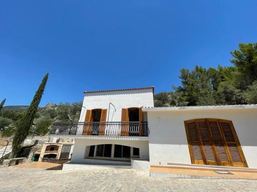 a white house with a balcony on top of it at Colori del Sud - Residence in Mattinata