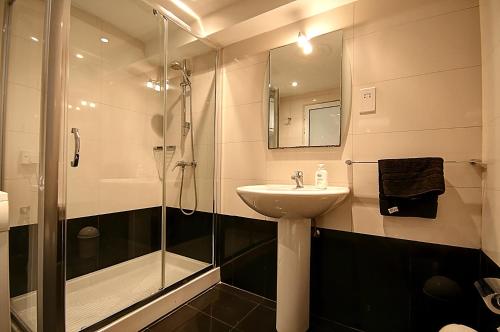 La salle de bains est pourvue d'une douche et d'un lavabo. dans l'établissement Old Mint No1, à La Valette