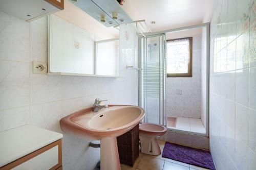 une salle de bain avec un lavabo, une douche et des toilettes dans l'établissement Maison de charme à Agde avec jardin et terrasse, au Grau-dʼAgde