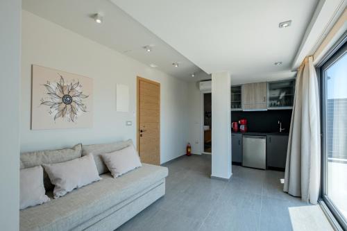 Sky-High Central Penthouse w. Stunning Views - 02