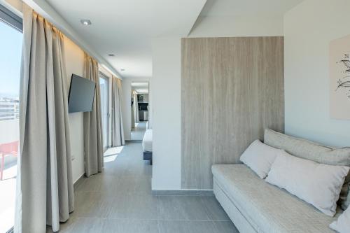 Sky-High Central Penthouse w. Stunning Views - 02