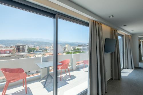 Sky-High Central Penthouse w. Stunning Views - 02