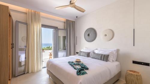 1 dormitorio con 1 cama y vistas al océano en Nove Milos Luxury by Estia en Pollonia