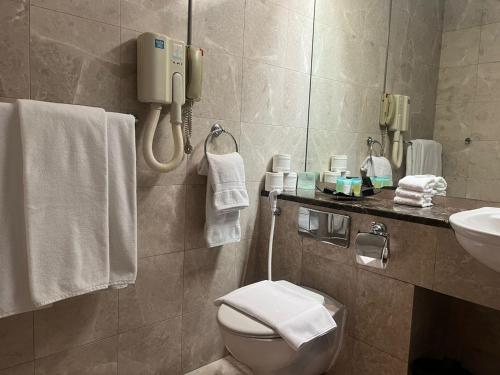  Al Jazira Club Hotel -  Room  picture :   Minibar    Shower    Air conditioning                   