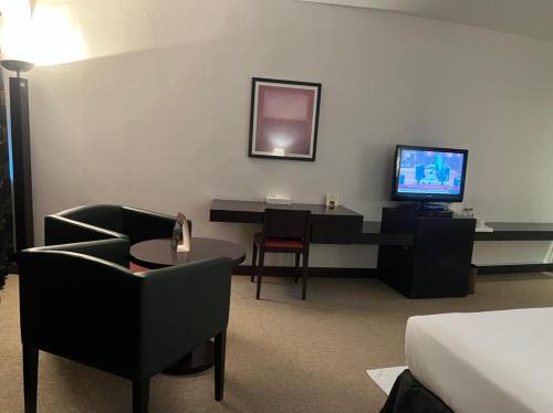  Al Jazira Club Hotel -  Room  picture :   Minibar    Shower    Air conditioning                   