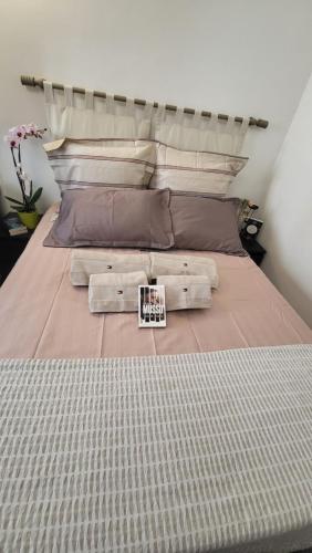 - une chambre avec un lit et un livre dans l'établissement Paris Quartier Latin, à Paris