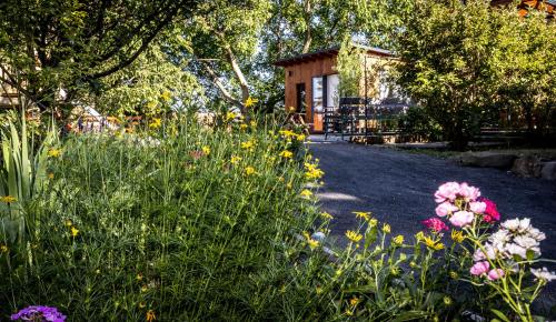 a garden with flowers in front of a building at bergRESORT apartments in Děčín