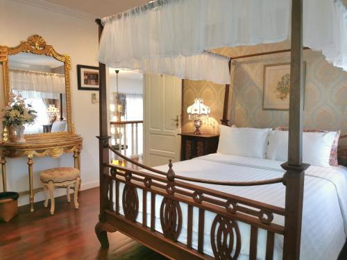 Un pat sau paturi într-o cameră la Chiangmai Singharat Road Villa