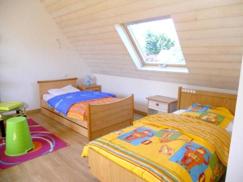 1 dormitorio con 2 camas y ventana en Maison de 3 chambres a Penmarch a 500 m de la plage avec jardin clos et wifi, en Penmarch