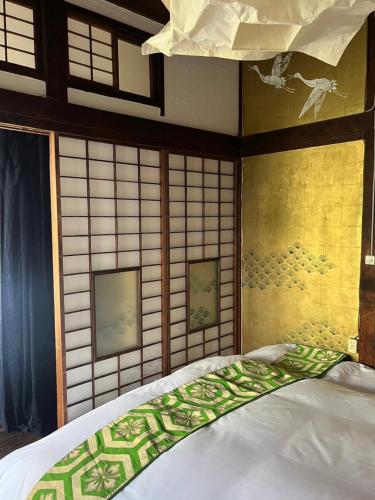 a room with a bed in a room with a wall at Villa Sacra in Kamakura