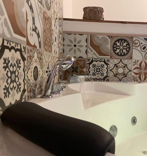 une salle de bain avec un lavabo et un robinet dans l'établissement Appartement cosy, à Sahorre