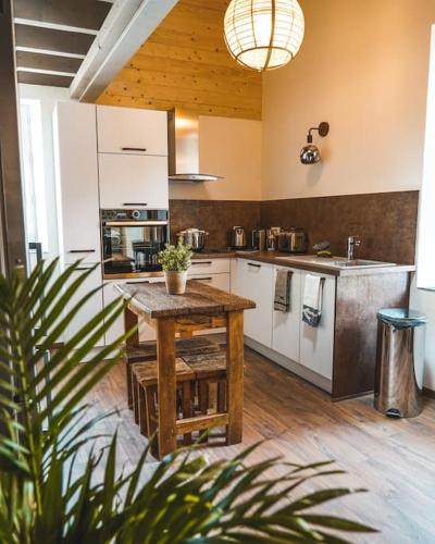 - une cuisine avec une table en bois dans une chambre dans l'établissement Appartement cosy, à Sahorre