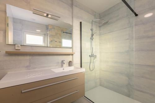y baño con ducha, lavabo y espejo. en Villa Ora by IstriaLux, en Svetvinčenat