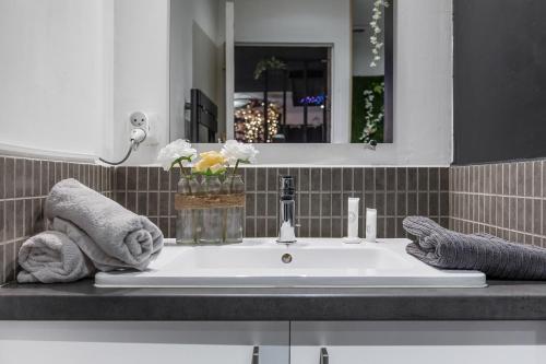 un comptoir de salle de bain avec un lavabo et un miroir dans l'établissement LA ROMANTIQUE ROOM, à Montagnac