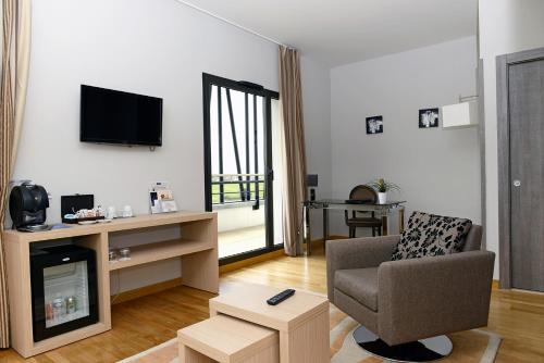 TV a/nebo společenská místnost v ubytování Kyriad Prestige Lyon Est - Saint Priest Eurexpo Hotel and SPA
