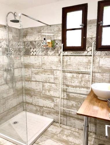 une salle de bain avec douche et lavabo dans l'établissement Villa avec piscine à Saze, à Saze