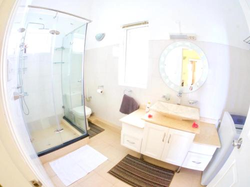 La salle de bains est pourvue d'une douche et d'un lavabo. dans l'établissement 3 bedrooms house with sea view shared pool and terrace at Palmar, à Palmar