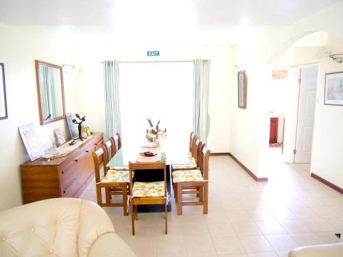Ένα ή περισσότερα κρεβάτια σε δωμάτιο στο Spacious house with shared pool in Palmar, sea view.