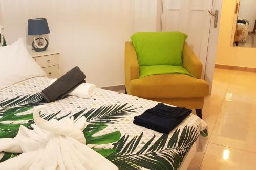 Ліжко або ліжка в номері Studio avec terrasse amenagee et wifi a Le Vauclin a 3 km de la plage