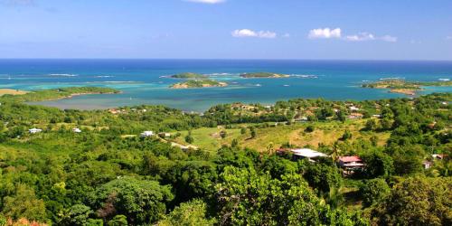 una vista aérea de las islas del océano en Studio avec terrasse amenagee et wifi a Le Vauclin a 3 km de la plage, en Le Vauclin