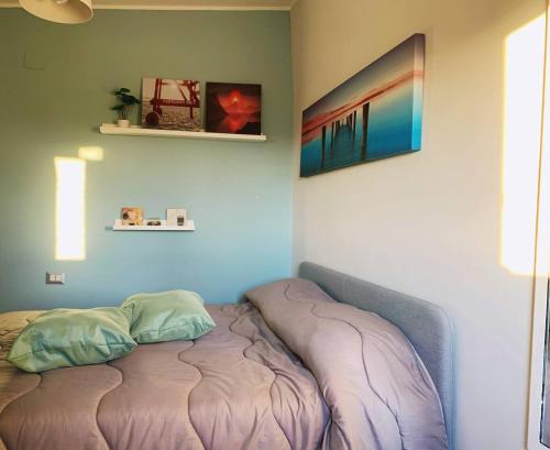 1 dormitorio con 1 cama en una habitación en Attico Elena - Catania, en Catania
