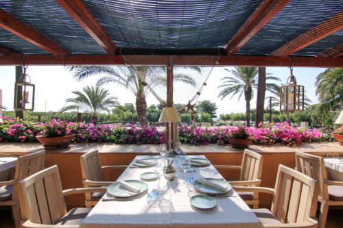 a dining room with a table and chairs and flowers at Hotel restaurant Ceferino in Vilanova i la Geltrú