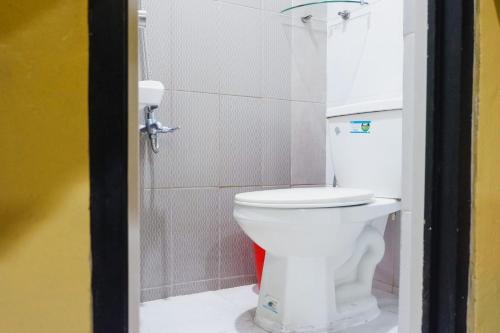 uma casa de banho com um WC branco numa cabina em Hotel Juliano em Manilla