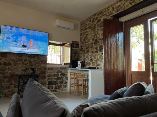uma sala de estar com um sofá e uma televisão de ecrã plano em Bombrelais em Apice
