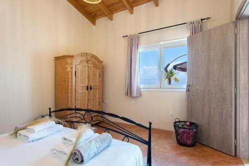 een slaapkamer met een bed en een raam bij Corfu Villa Olympia in Perama
